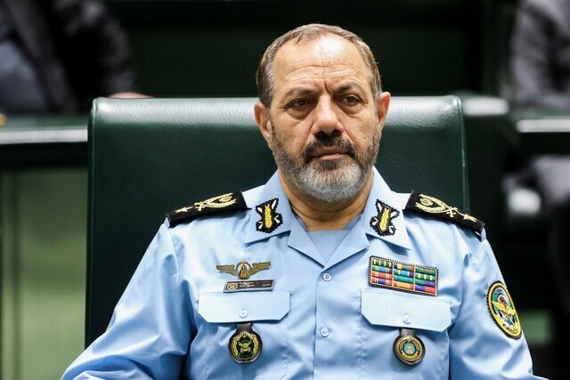 وزیر دفاع: در یک سال اخیر 582 قلم تجهیزات را بومی‌ سازی کردیم